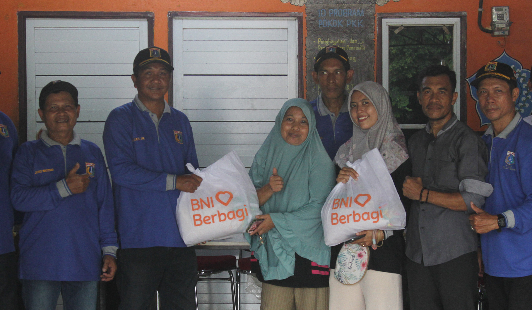 Pembagian paket sembako 98 Resolution Network. (Agus Priatna/SinPo.id)