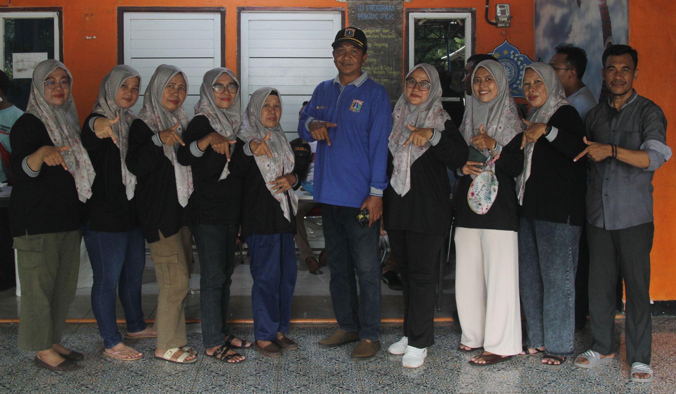 Pembagian paket sembako 98 Resolution Network. (Agus Priatna/SinPo.id)