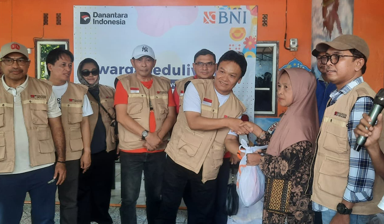 Pembagian paket sembako 98 Resolution Network. (Agus Priatna/SinPo.id)