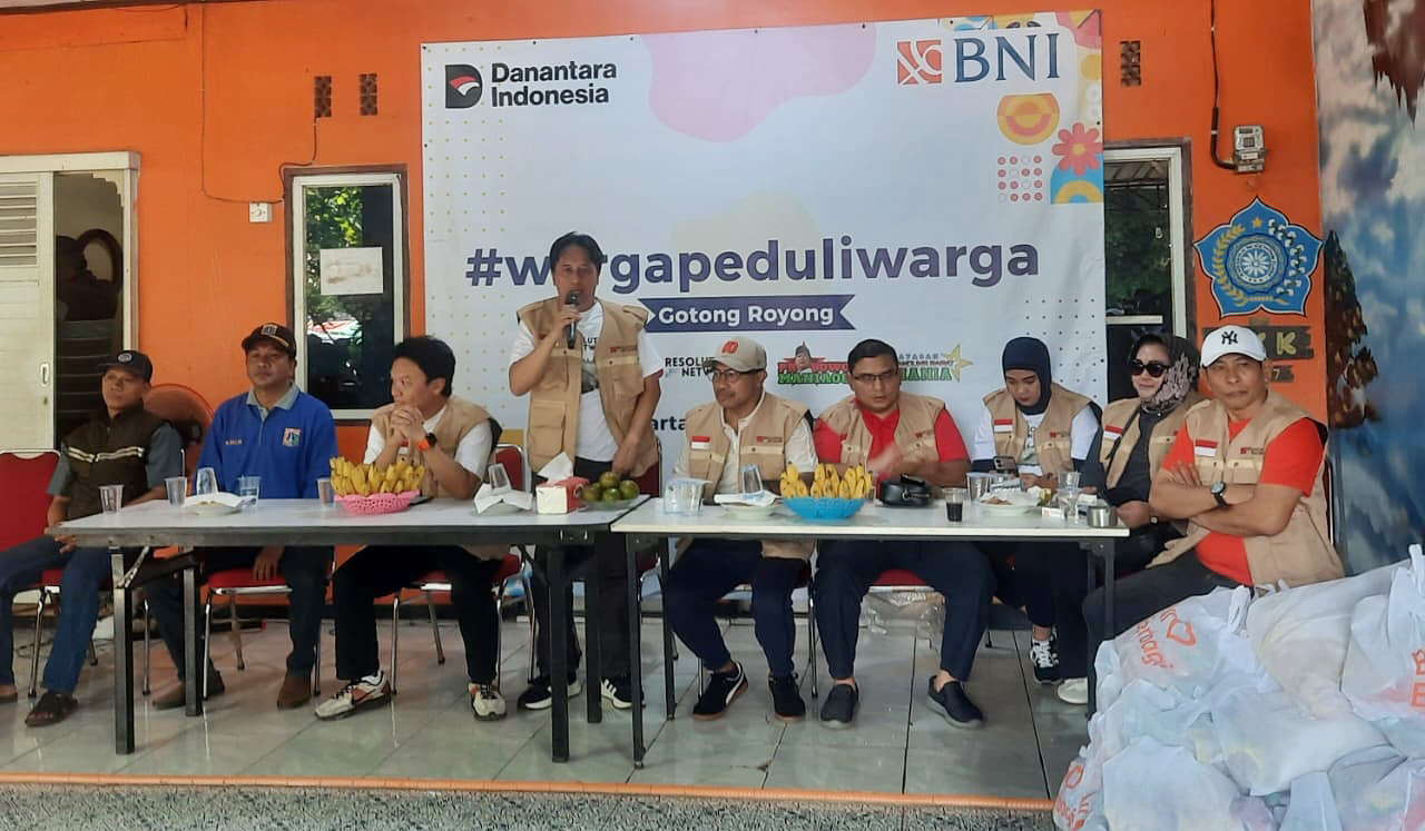 Pembagian paket sembako 98 Resolution Network. (Agus Priatna/SinPo.id)