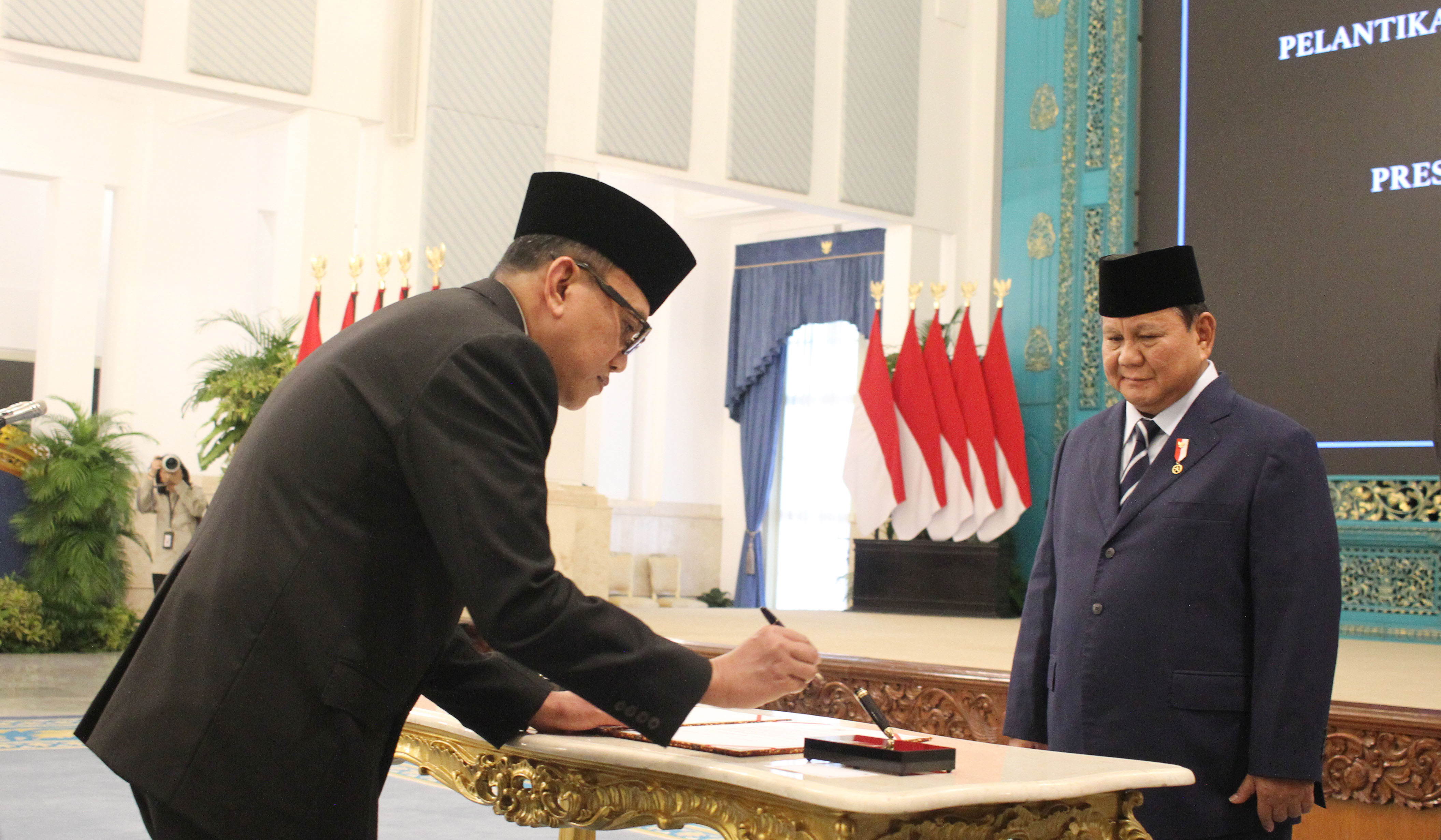 Prabowo lantik Abdul Kadir Karding sebagai Kepala Badan Karantina. (Agus Priatna/SinPo.id)