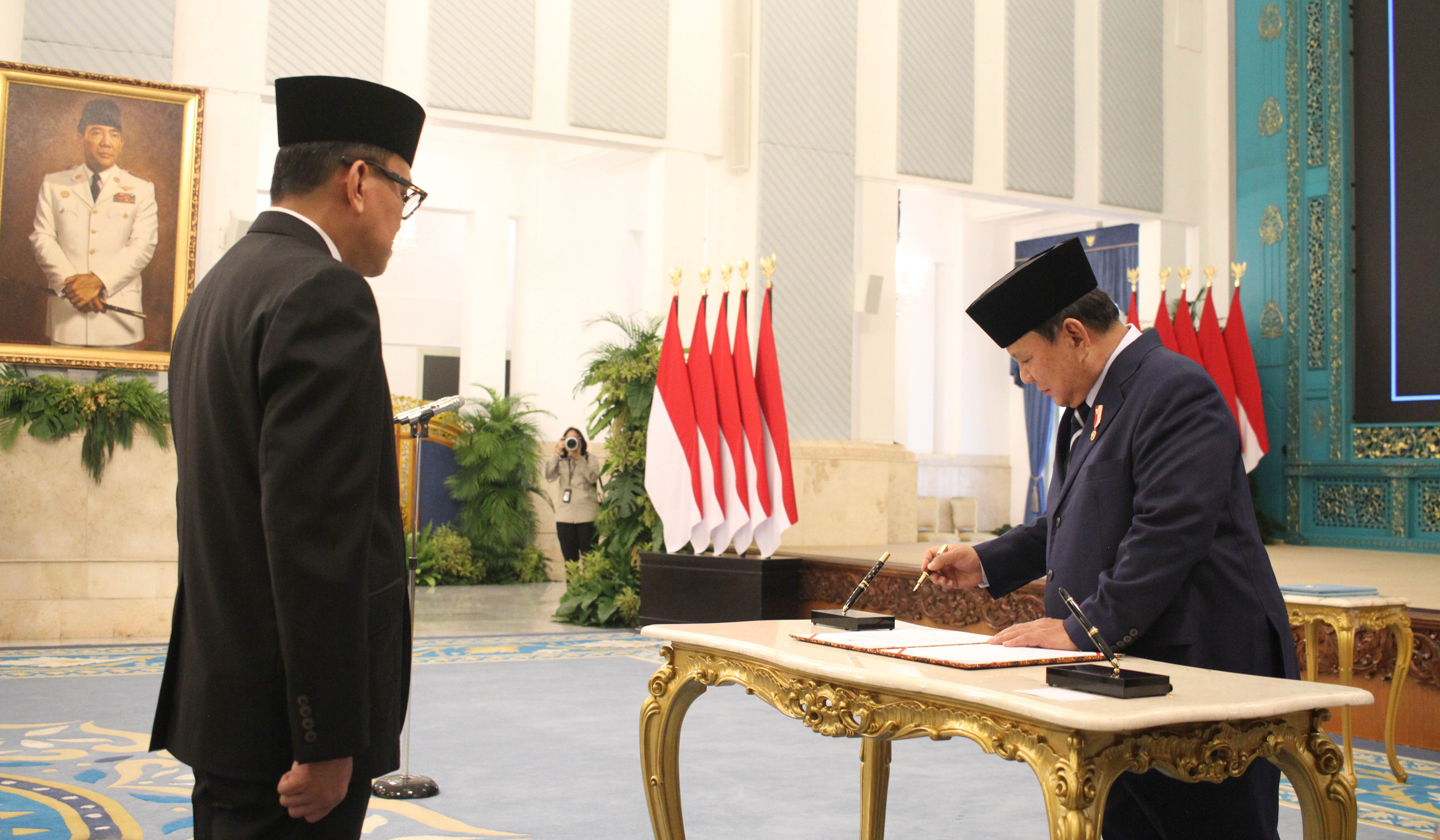 Prabowo lantik Abdul Kadir Karding sebagai Kepala Badan Karantina. (Agus Priatna/SinPo.id)