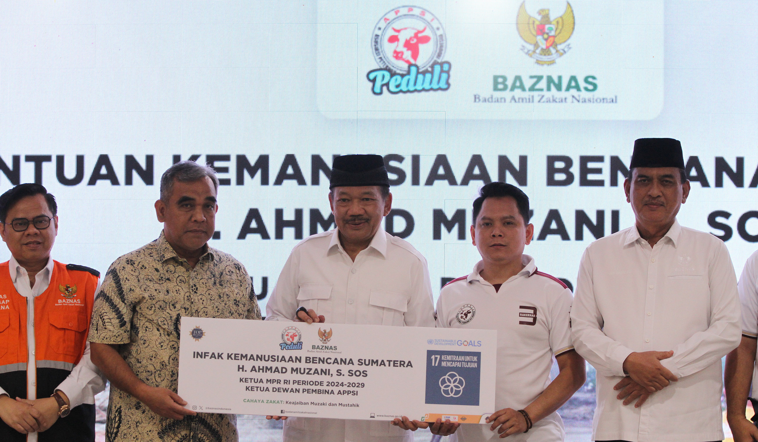 Penyerahan bantuan kemanusiaan ke Sumatera. (Agus Priatna/SinPo.id)