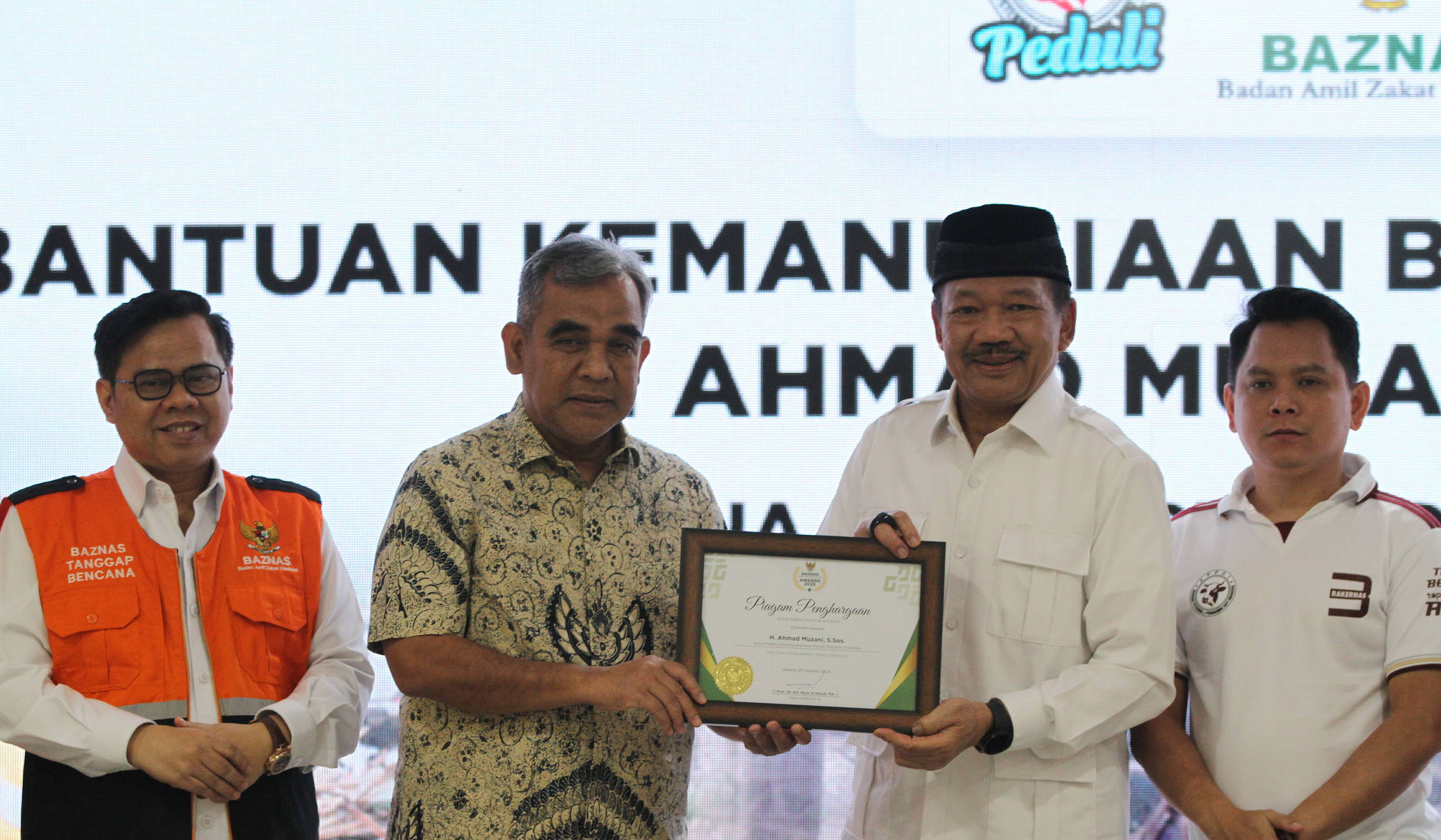 Penyerahan bantuan kemanusiaan ke Sumatera. (Agus Priatna/SinPo.id)