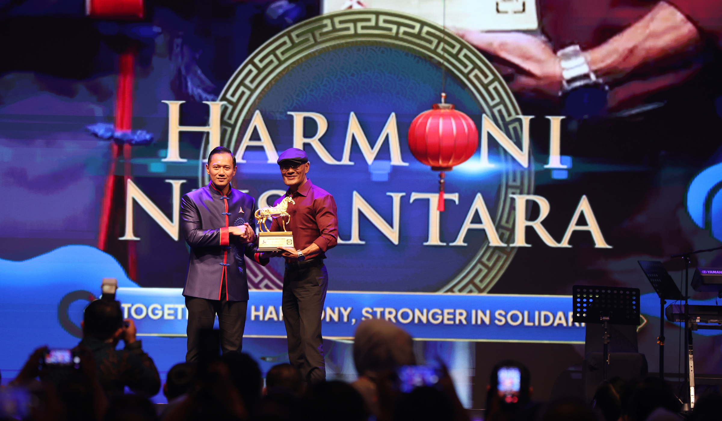 Demokrat beri penghargaan di perayaan imlek nasional. (Agus Priatna/SinPo.id)