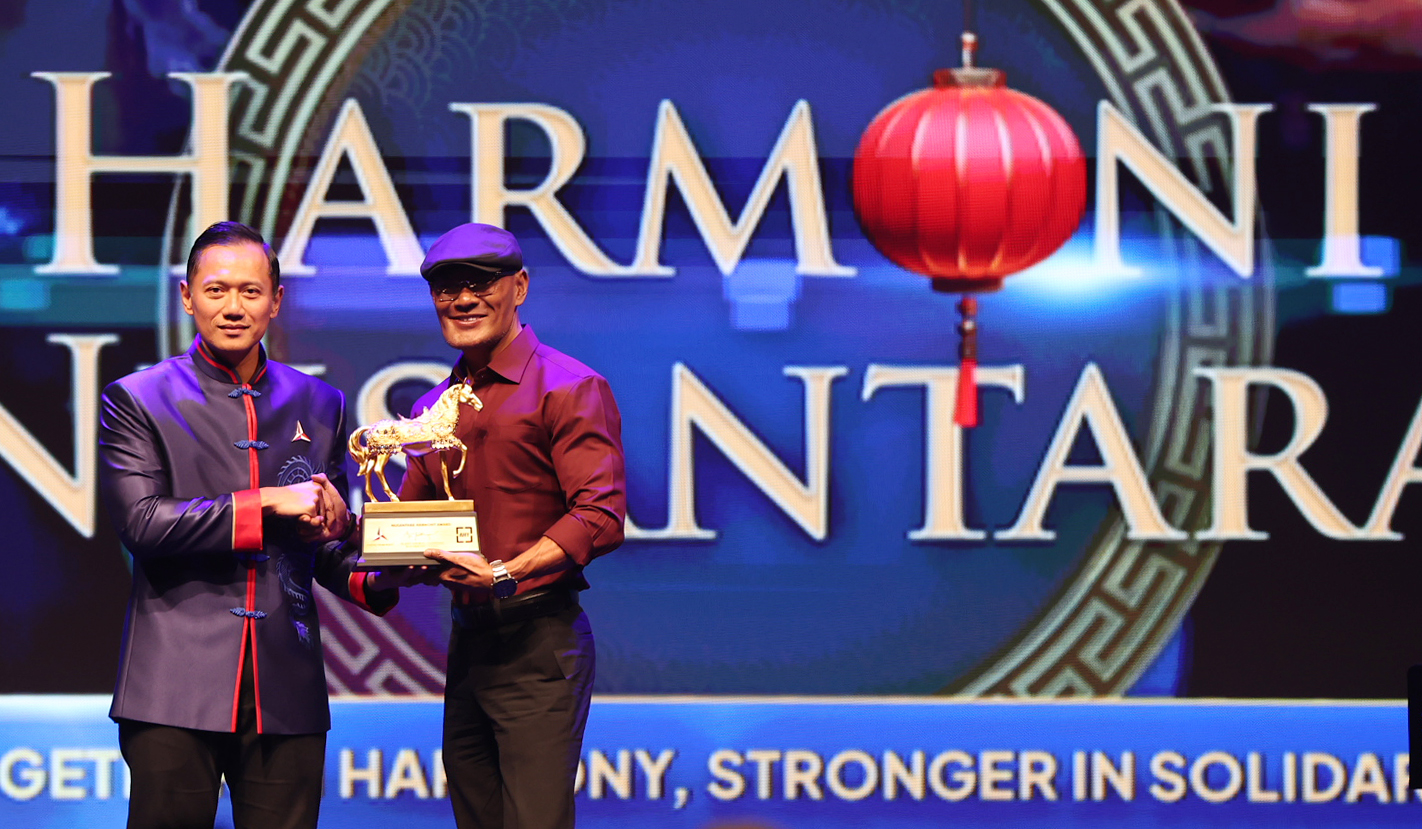 Demokrat beri penghargaan di perayaan imlek nasional. (Agus Priatna/SinPo.id)