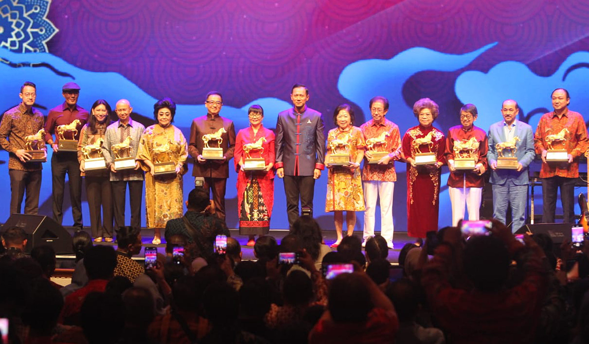 Demokrat beri penghargaan di perayaan imlek nasional. (Agus Priatna/SinPo.id)