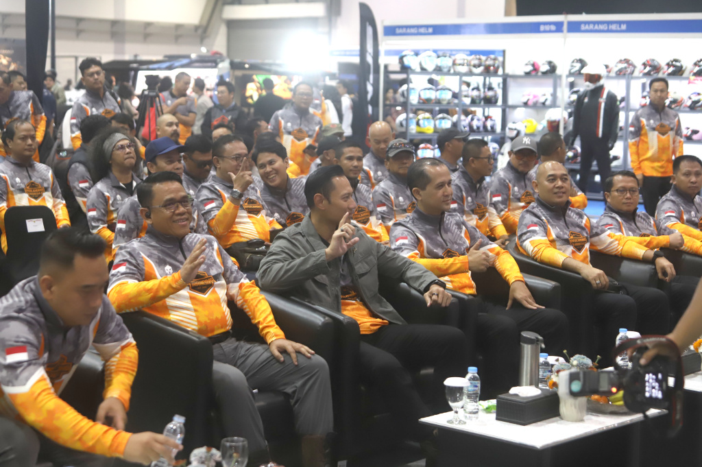 Menko Infrastruktur dan juga Founder Overlanding Indonesia AHY melalukan pengukuhan pengurus pusat dan daerah di JICC (Ashar/SinPo.id)