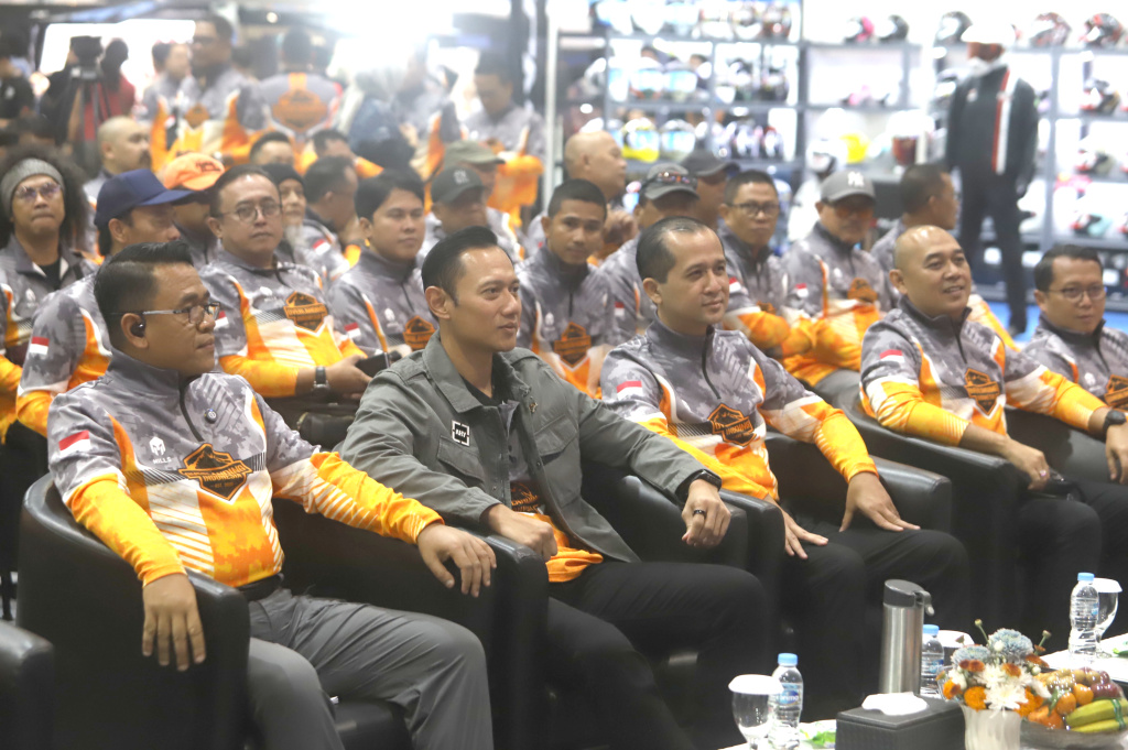 Menko Infrastruktur dan juga Founder Overlanding Indonesia AHY melalukan pengukuhan pengurus pusat dan daerah di JICC (Ashar/SinPo.id)