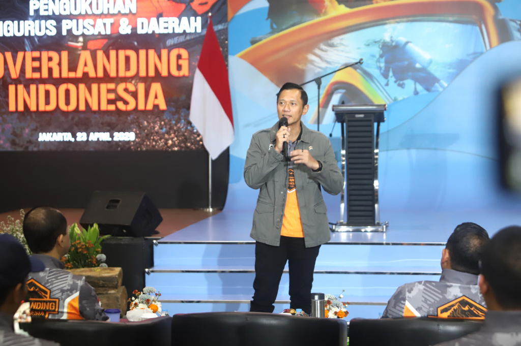 Menko Infrastruktur dan juga Founder Overlanding Indonesia AHY melalukan pengukuhan pengurus pusat dan daerah di JICC (Ashar/SinPo.id)