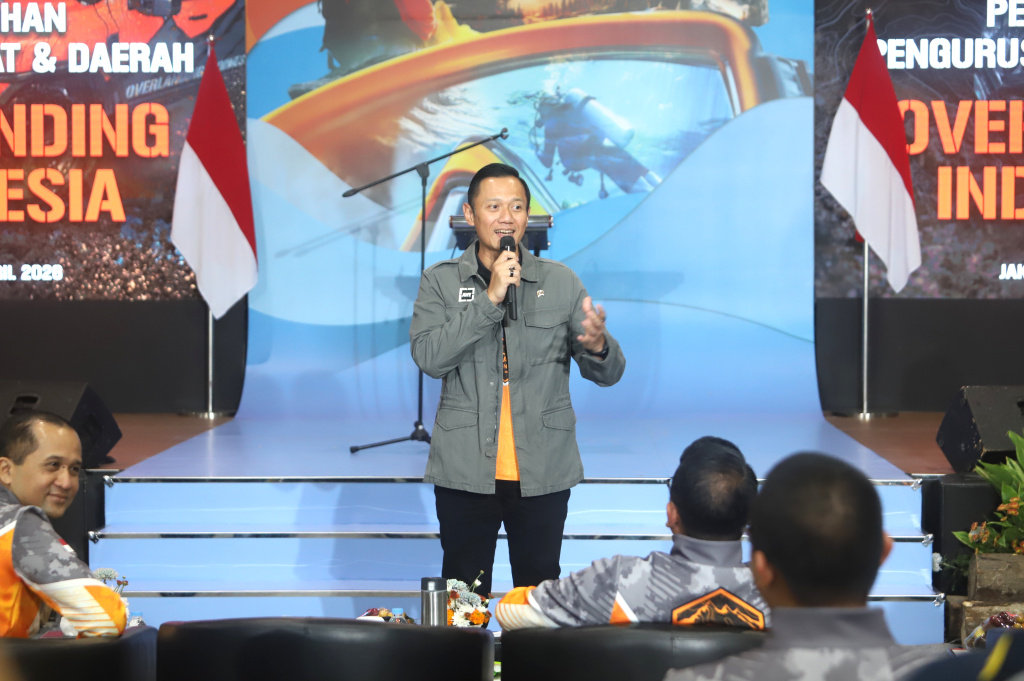 Menko Infrastruktur dan juga Founder Overlanding Indonesia AHY melalukan pengukuhan pengurus pusat dan daerah di JICC (Ashar/SinPo.id)