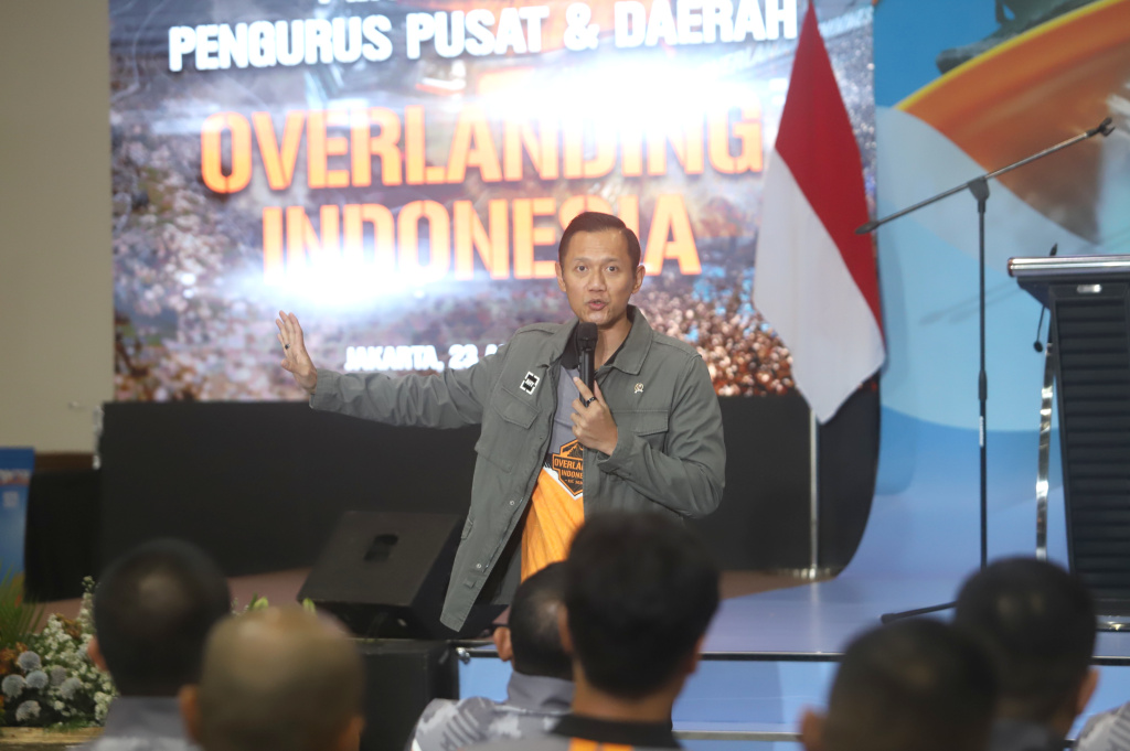Menko Infrastruktur dan juga Founder Overlanding Indonesia AHY melalukan pengukuhan pengurus pusat dan daerah di JICC (Ashar/SinPo.id)