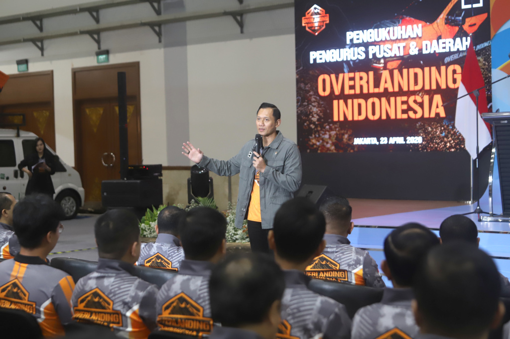 Menko Infrastruktur dan juga Founder Overlanding Indonesia AHY melalukan pengukuhan pengurus pusat dan daerah di JICC (Ashar/SinPo.id)