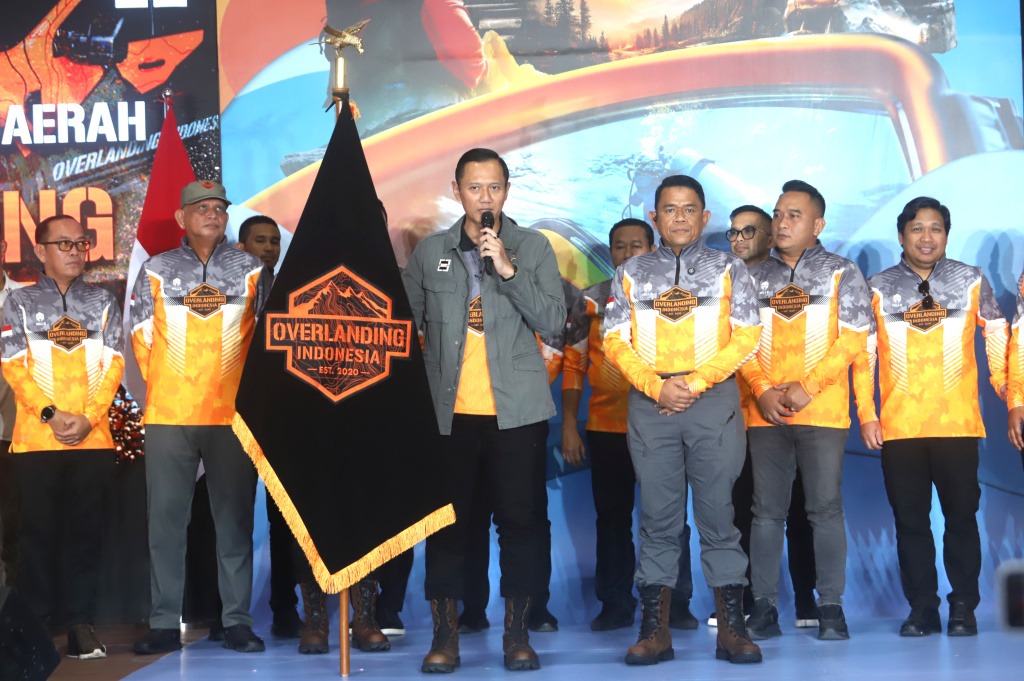 Menko Infrastruktur dan juga Founder Overlanding Indonesia AHY melalukan pengukuhan pengurus pusat dan daerah di JICC (Ashar/SinPo.id)