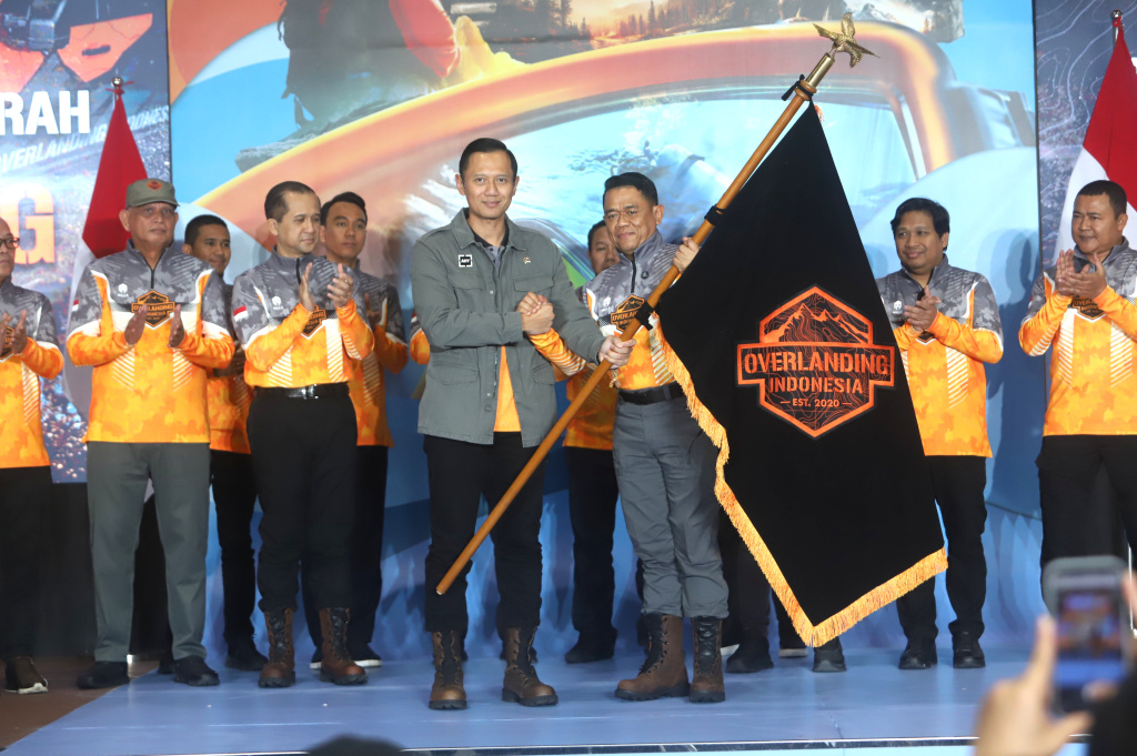 Menko Infrastruktur dan juga Founder Overlanding Indonesia AHY melalukan pengukuhan pengurus pusat dan daerah di JICC (Ashar/SinPo.id)