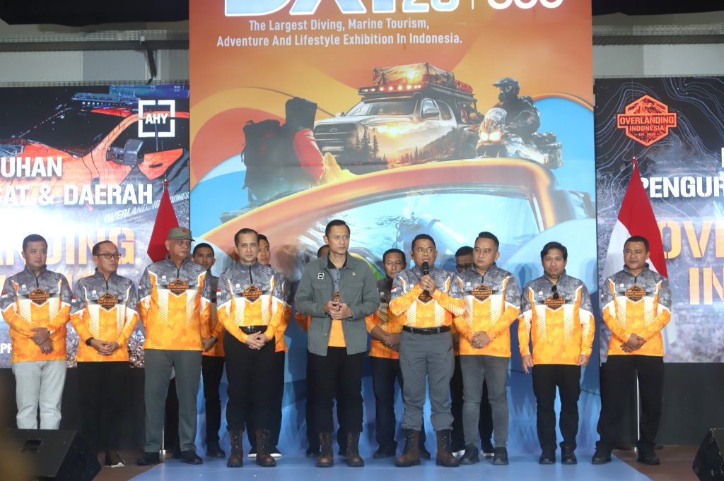 Menko Infrastruktur dan juga Founder Overlanding Indonesia AHY melalukan pengukuhan pengurus pusat dan daerah di JICC (Ashar/SinPo.id)