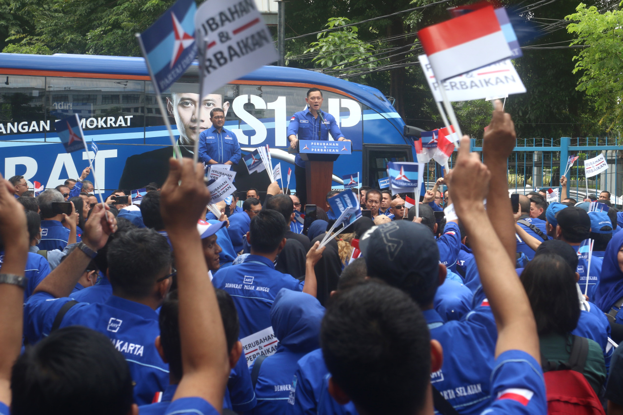 Ketua DPP Partai Demokrat Agus Harimurti Yudhoyono menyampaikan pidatonya menyesalkan Piala Dunia U-20 gagal digelar di Indonesia (Ashar/SinPo.id)