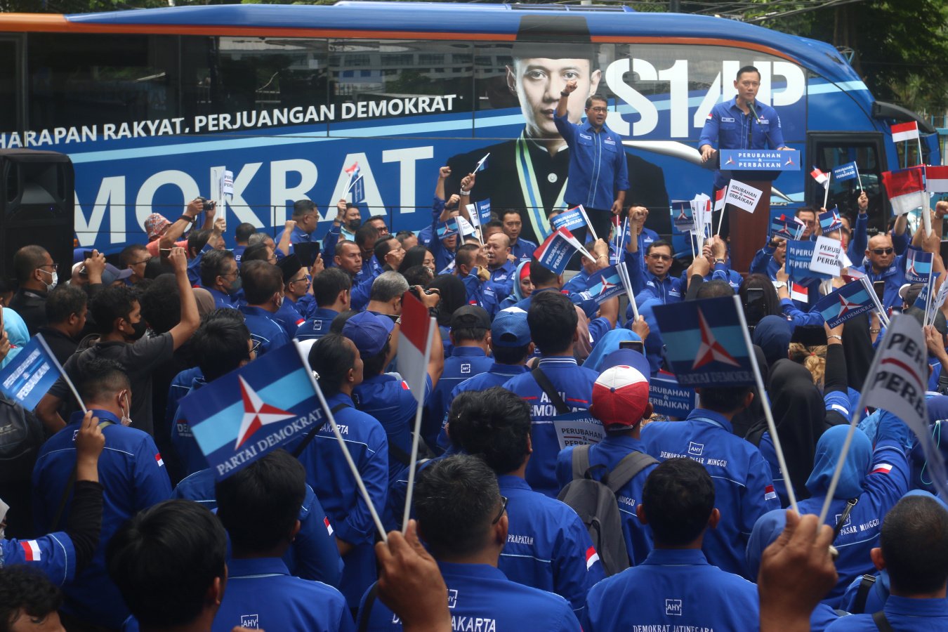 Ketua DPP Partai Demokrat Agus Harimurti Yudhoyono menyampaikan pidatonya menyesalkan Piala Dunia U-20 gagal digelar di Indonesia (Ashar/SinPo.id)