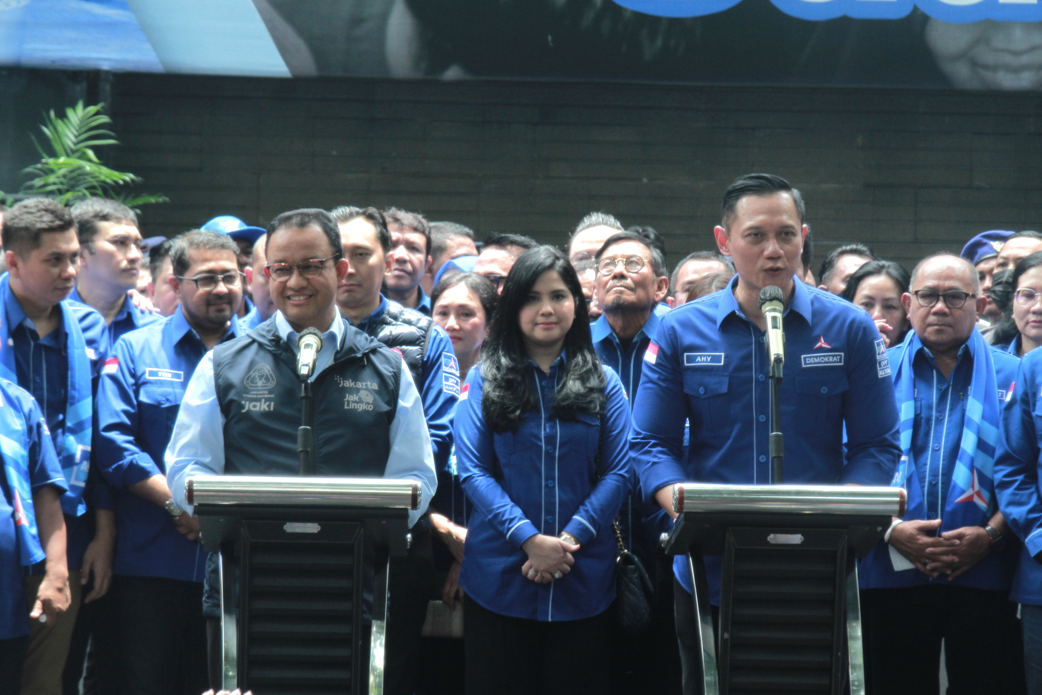 AHY menyambut kedatangan Gubernur DKI Jakarta Anies Baswedan Silahturahmi Politik di DPP Partai Demokrat