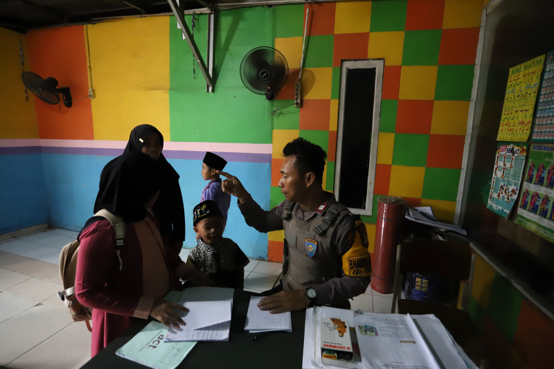 Sekolah gratis yang didirikan oleh anggota Kepolisian Polsek Kembangan Aiptu Agus Riyanto untuk anak-anak pemulung yang kurang mampu (Ashar/SinPo.id)