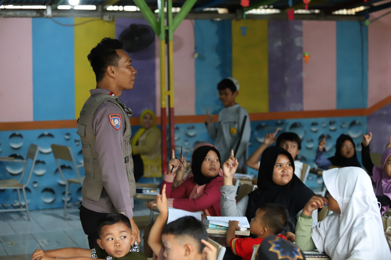 Sekolah gratis yang didirikan oleh anggota Kepolisian Polsek Kembangan Aiptu Agus Riyanto untuk anak-anak pemulung yang kurang mampu (Ashar/SinPo.id)