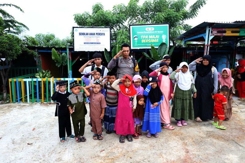 Sekolah gratis yang didirikan oleh anggota Kepolisian Polsek Kembangan Aiptu Agus Riyanto untuk anak-anak pemulung yang kurang mampu (Ashar/SinPo.id)