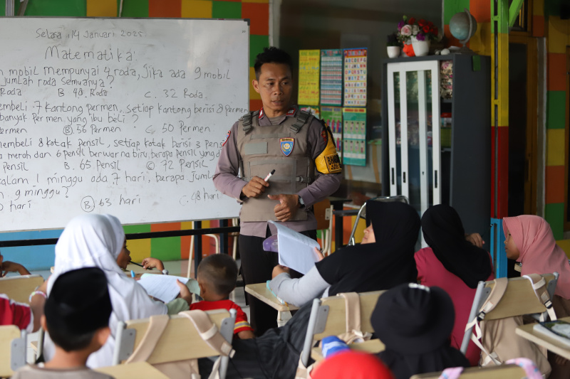 Sekolah gratis yang didirikan oleh anggota Kepolisian Polsek Kembangan Aiptu Agus Riyanto untuk anak-anak pemulung yang kurang mampu (Ashar/SinPo.id)