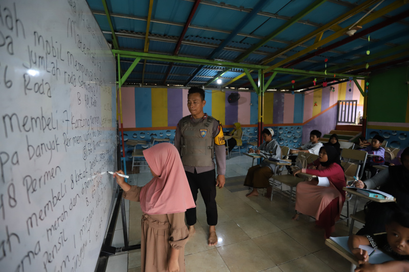 Sekolah gratis yang didirikan oleh anggota Kepolisian Polsek Kembangan Aiptu Agus Riyanto untuk anak-anak pemulung yang kurang mampu (Ashar/SinPo.id)