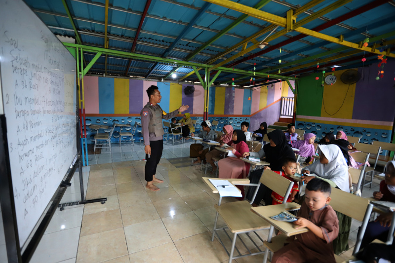 Sekolah gratis yang didirikan oleh anggota Kepolisian Polsek Kembangan Aiptu Agus Riyanto untuk anak-anak pemulung yang kurang mampu (Ashar/SinPo.id)