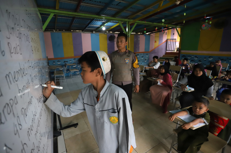 Sekolah gratis yang didirikan oleh anggota Kepolisian Polsek Kembangan Aiptu Agus Riyanto untuk anak-anak pemulung yang kurang mampu (Ashar/SinPo.id)