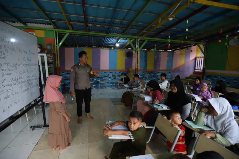 Sekolah gratis yang didirikan oleh anggota Kepolisian Polsek Kembangan Aiptu Agus Riyanto untuk anak-anak pemulung yang kurang mampu (Ashar/SinPo.id)