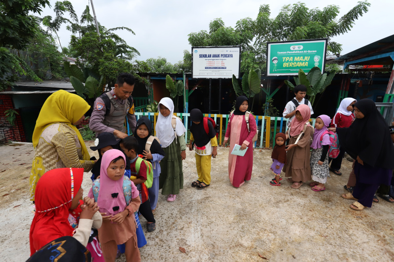 Sekolah gratis yang didirikan oleh anggota Kepolisian Polsek Kembangan Aiptu Agus Riyanto untuk anak-anak pemulung yang kurang mampu (Ashar/SinPo.id)