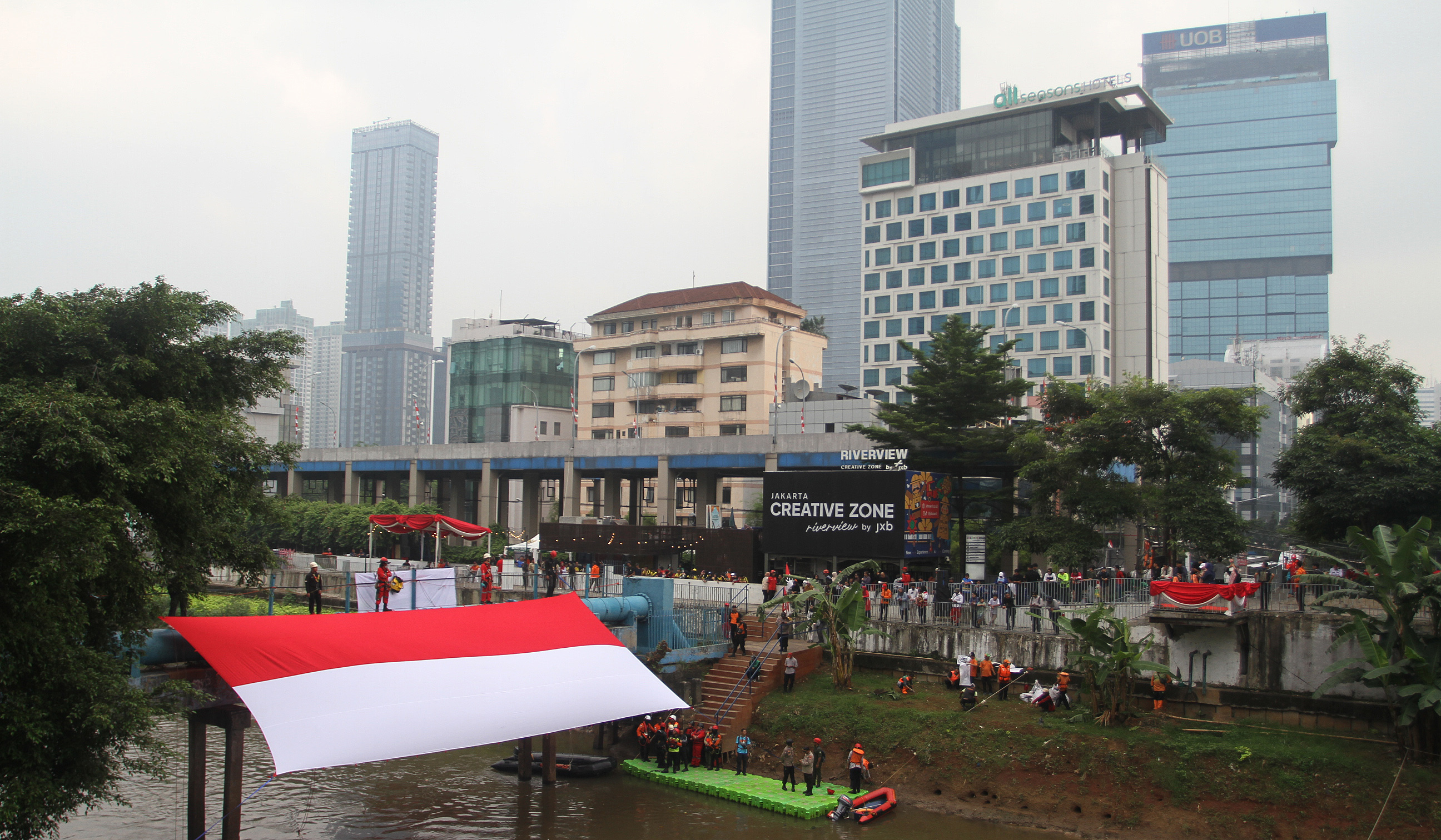 Bendera Merah Putih di Sungai Ciliwung. (Agus Priatna/SinPo.id)