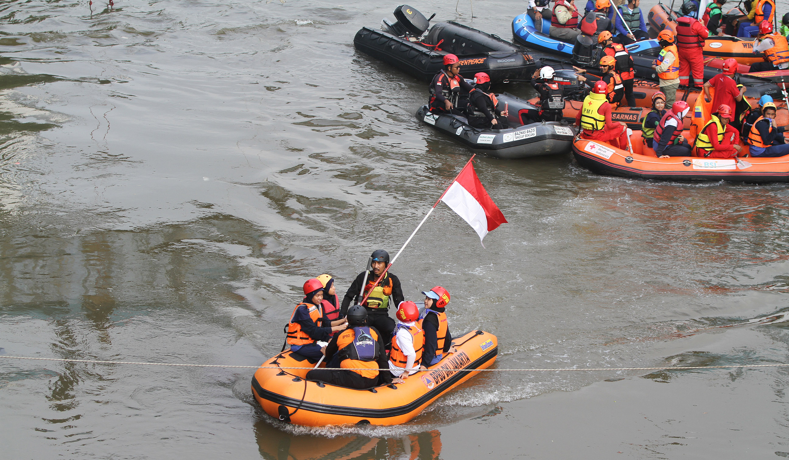 Bendera Merah Putih di Sungai Ciliwung. (Agus Priatna/SinPo.id)