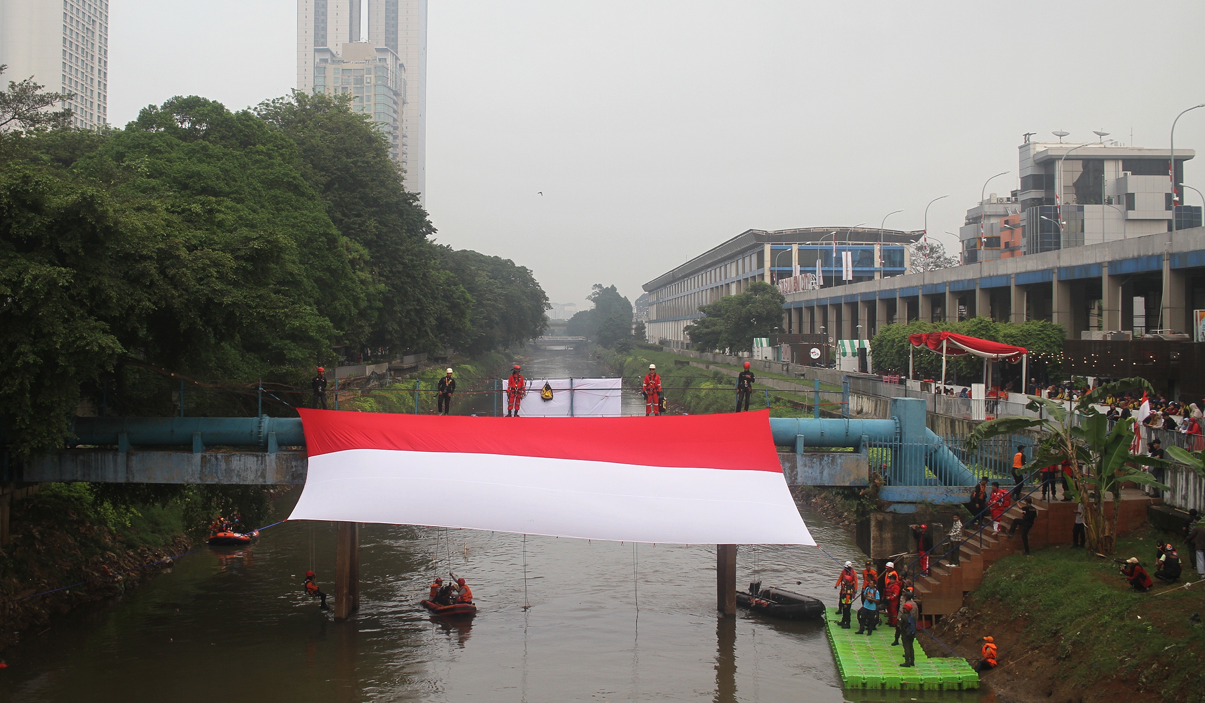 Bendera Merah Putih di Sungai Ciliwung. (Agus Priatna/SinPo.id)