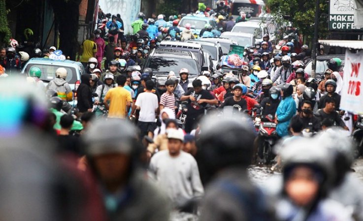 Akes jalur Tanggerang ke Jakarta lumpuh akibat hujan dari minggu malam sampai senin pagi karena banjir (Ashar/SinPo.id)