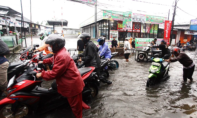 Akes jalur Tanggerang ke Jakarta lumpuh akibat hujan dari minggu malam sampai senin pagi karena banjir (Ashar/SinPo.id)