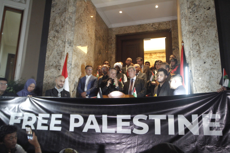 Aksi damai menyalahkan lilin Bela Palestina di Kedutaan Besar Palestina (Ashar/SinPo.id)