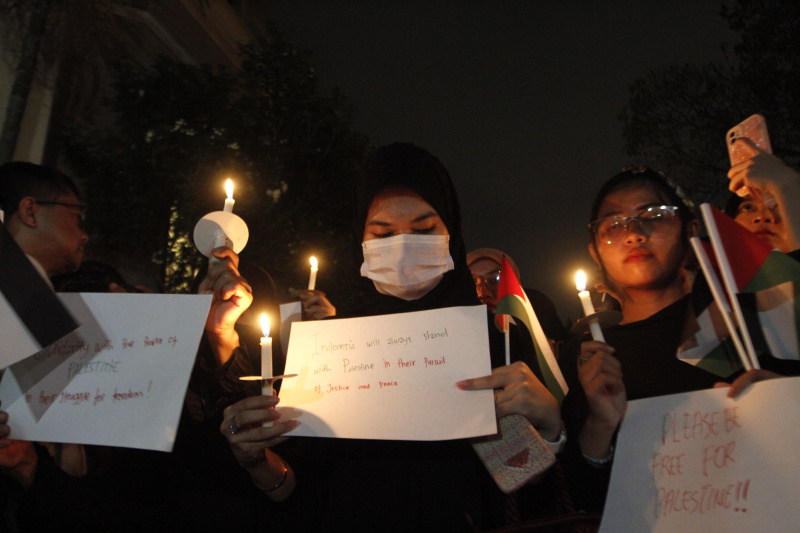 Aksi damai menyalahkan lilin Bela Palestina di Kedutaan Besar Palestina (Ashar/SinPo.id)