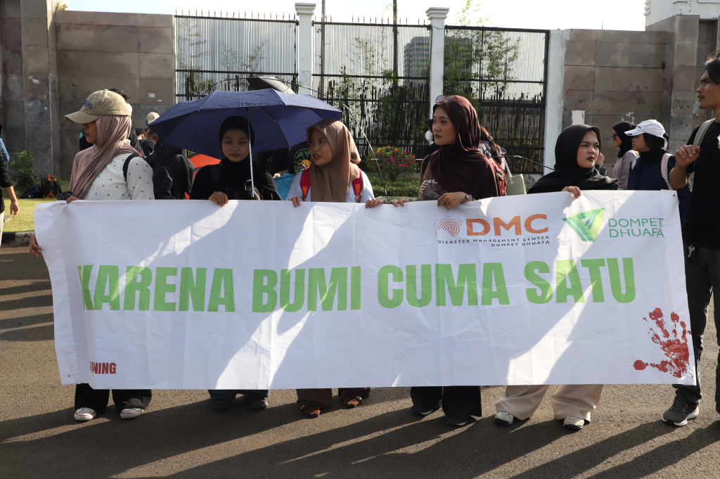 Aktivis WALHI menggelar Aksi Damai dalam peringati Hari Bumi di depan Komplek Parlemen (Ashar/SinPo.id)