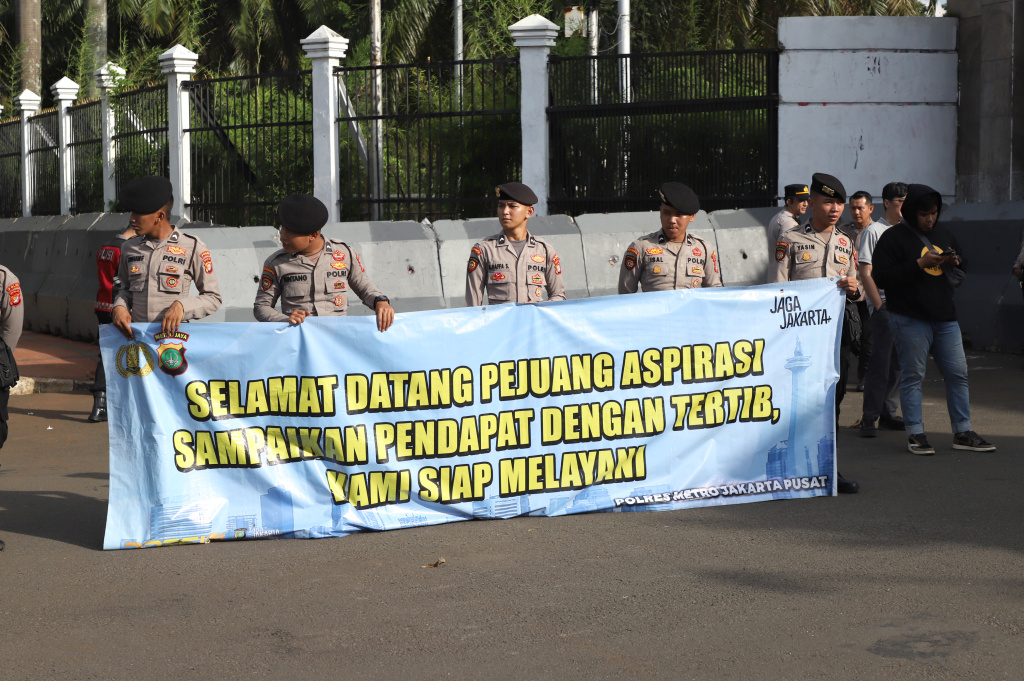 Aktivis WALHI menggelar Aksi Damai dalam peringati Hari Bumi di depan Komplek Parlemen (Ashar/SinPo.id)
