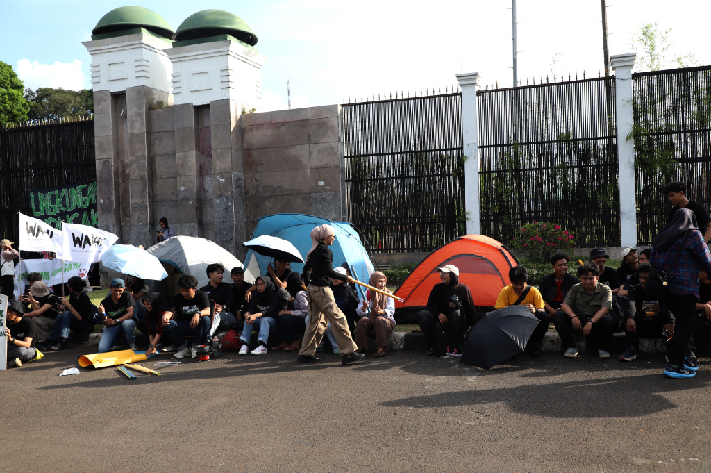 Aktivis WALHI menggelar Aksi Damai dalam peringati Hari Bumi di depan Komplek Parlemen (Ashar/SinPo.id)