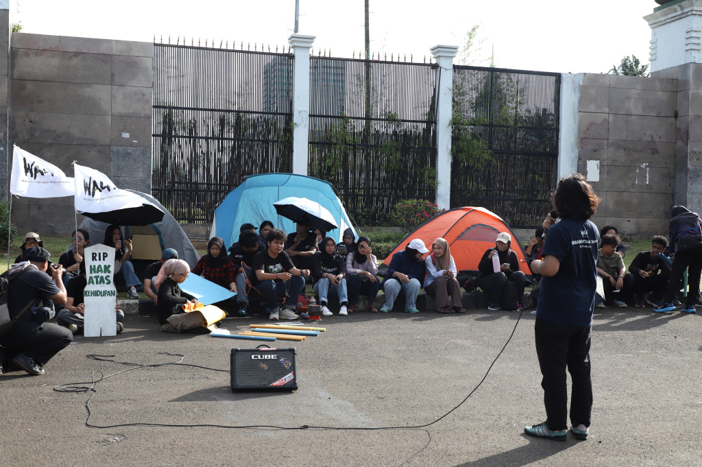 Aktivis WALHI menggelar Aksi Damai dalam peringati Hari Bumi di depan Komplek Parlemen (Ashar/SinPo.id)