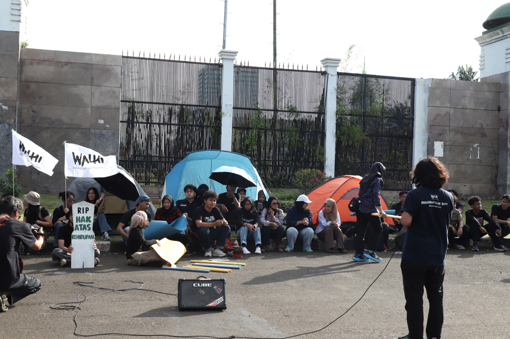 Aktivis WALHI menggelar Aksi Damai dalam peringati Hari Bumi di depan Komplek Parlemen (Ashar/SinPo.id)