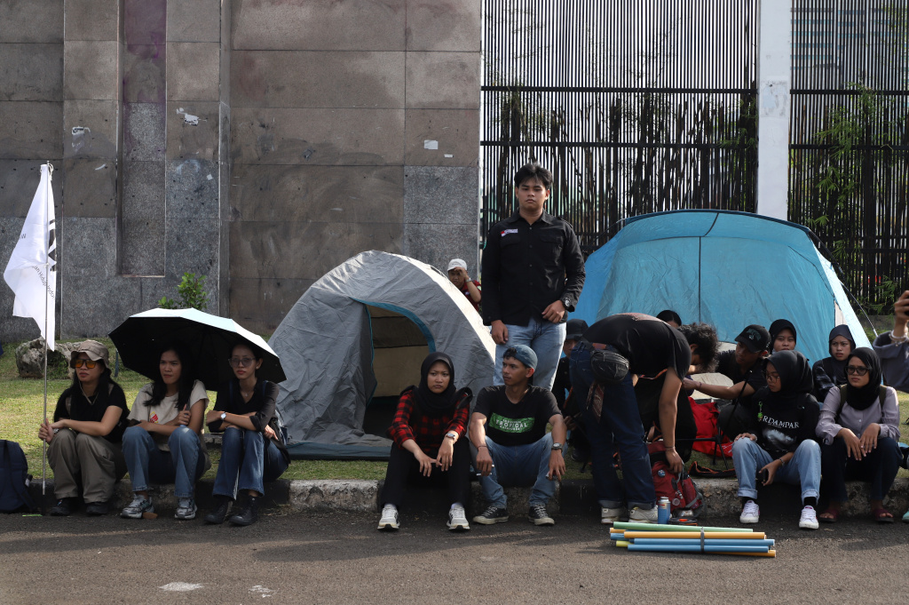 Aktivis WALHI menggelar Aksi Damai dalam peringati Hari Bumi di depan Komplek Parlemen (Ashar/SinPo.id)
