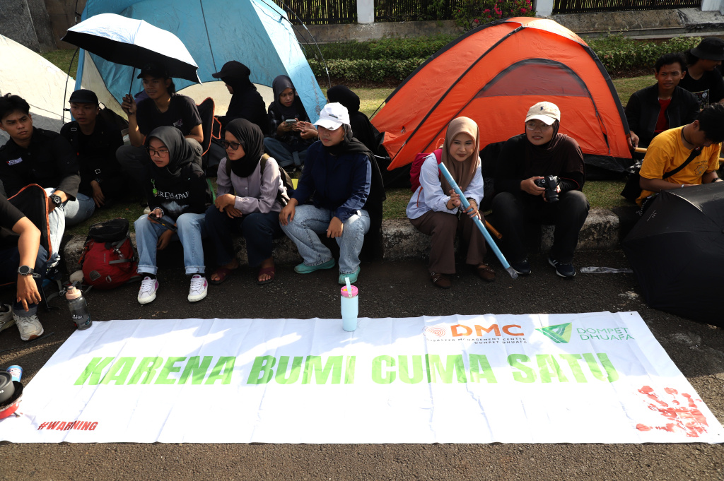 Aktivis WALHI menggelar Aksi Damai dalam peringati Hari Bumi di depan Komplek Parlemen (Ashar/SinPo.id)