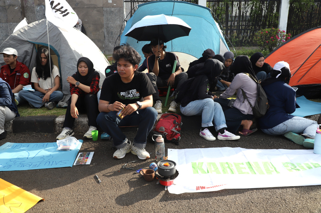 Aktivis WALHI menggelar Aksi Damai dalam peringati Hari Bumi di depan Komplek Parlemen (Ashar/SinPo.id)