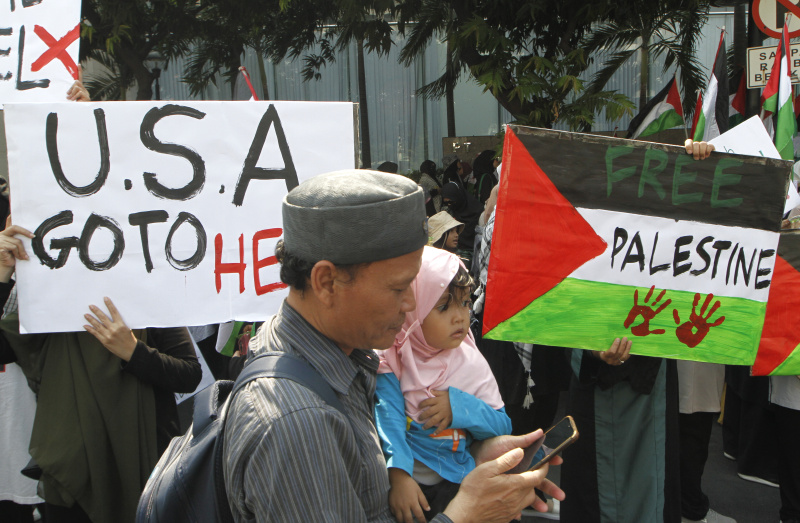 Ratusan warga gelar aksi demo bela Palestina di depan Kantor Perwakilan PBB di Jakarta (Ashar/SinPo.id)