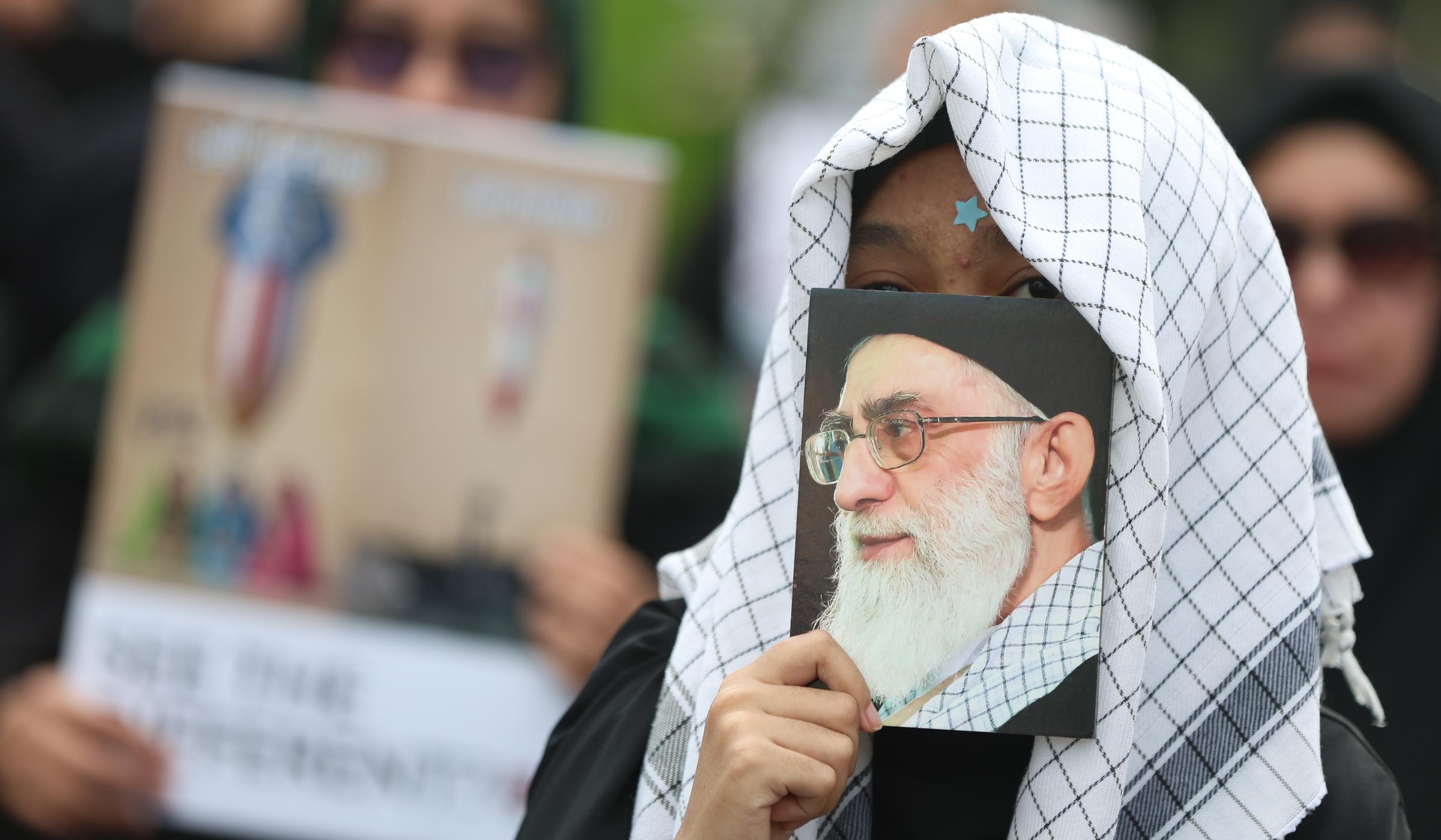 Aksi dukungan Iran di Kedubes AS. (Agus Priatna/SinPo.id)