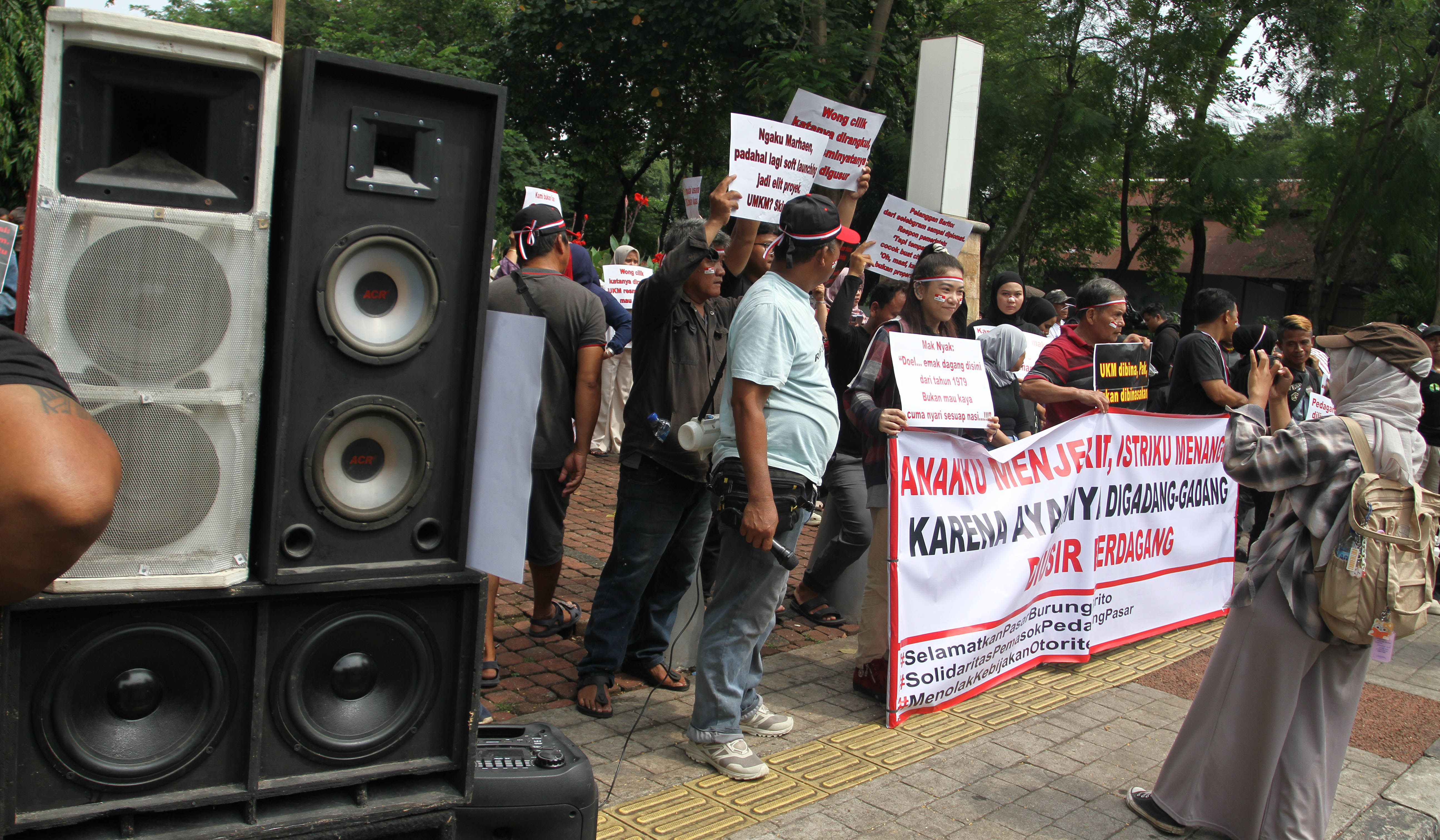 Aksi pedagang Pasar Hewan Barito. (Agus Priatna/SinPo.id)
